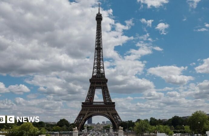Eiffel Tower shut by staff strike over women being moved for religious visit