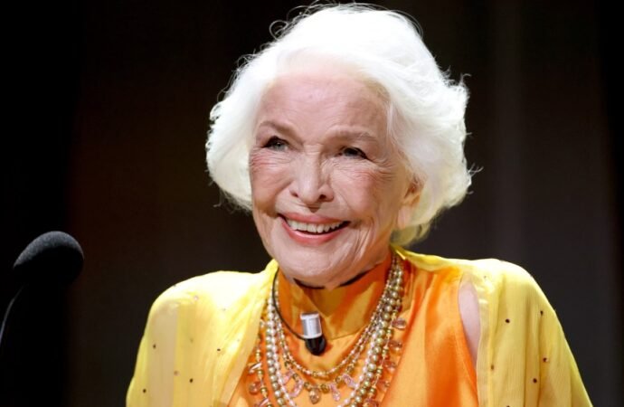 Ellen Burstyn Cries as She Gets Venice Golden Lion for Lifetime Achievement: ‘It’s One Thing to Win an Oscar, Tony or Emmy — All of Which I’ve Won. But This Is a Lot’