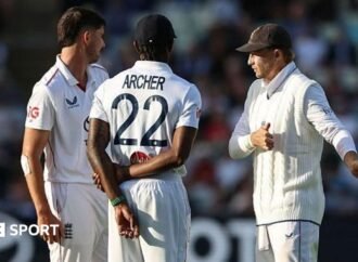 England vs Pakistan: Alastair Cook and Michael Vaughan question Joe Root tactics in Razaullah onslaught