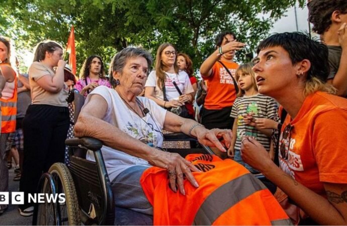 Evicted Spanish pensioner, Maricarmen Abascal, can move home, lawyer says