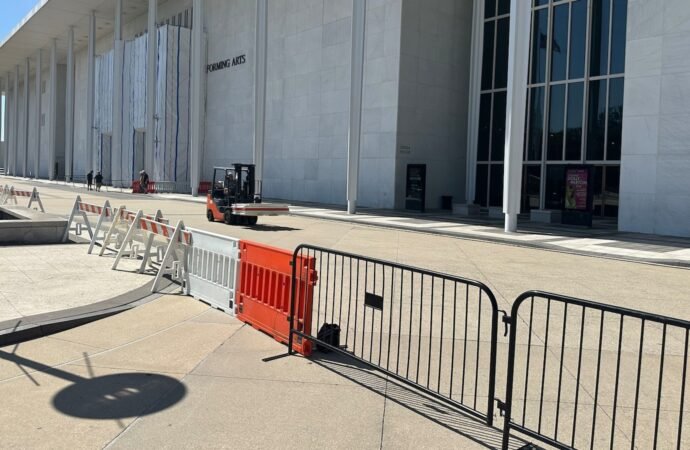Fencing goes up around the main Kennedy Center building after Trump-aligned board votes to close it