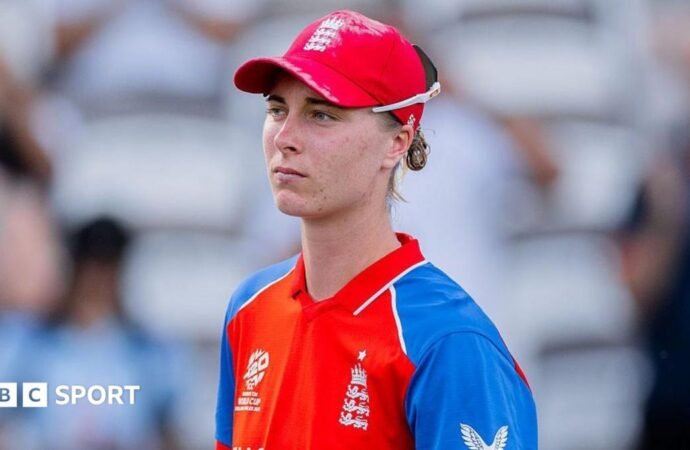 Freya Kemp: England all-rounder joins Surrey on “multi-year” deal
