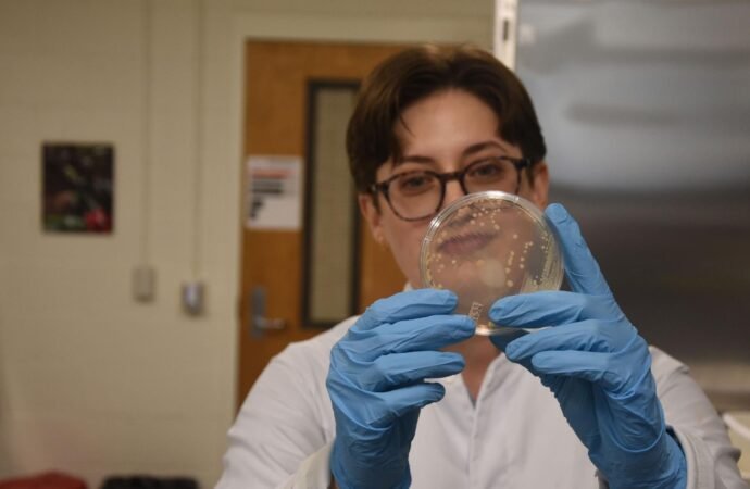 Frogs wear bacterial suits of armor to fight off deadly fungus