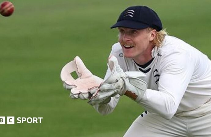 Harry Duke: Middlesex sign Yorkshire wicketkeeper after loan spell