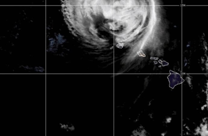 Hawaii’s western islands hit by fierce winds and heavy rain from Hurricane Lowell