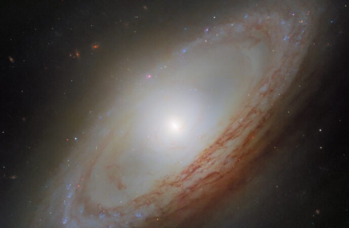 Hubble Spots Chaotic Secret in Galaxy – NASA