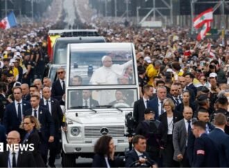 Huge crowds greet Pope in Paris ahead of open-air Mass