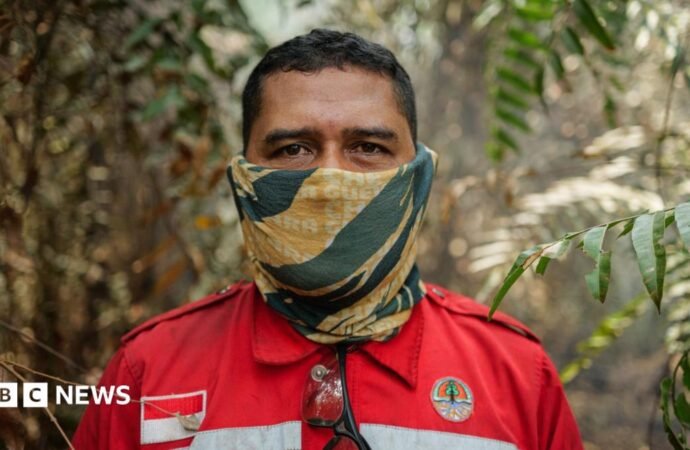 Indonesia fires: The volunteer firefighters risking their lives to defuse ‘carbon bombs’