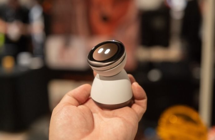 Is iKairos a Robot, or Jewelry? It’s Both, and It Wants to Be Your Ever-Present AI Memory Keeper – CNET