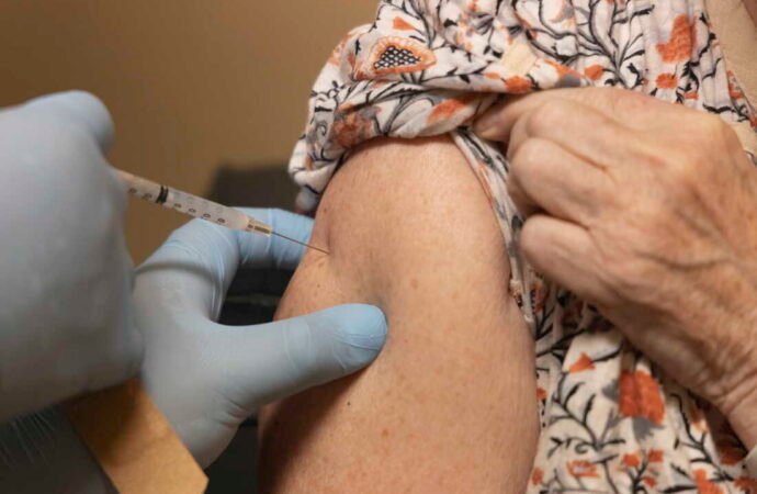 Medical groups offer vaccine guidance to fill federal vacuum
