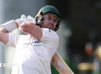 Nick Kelly: Leicestershire lose batter to rib injury for final match