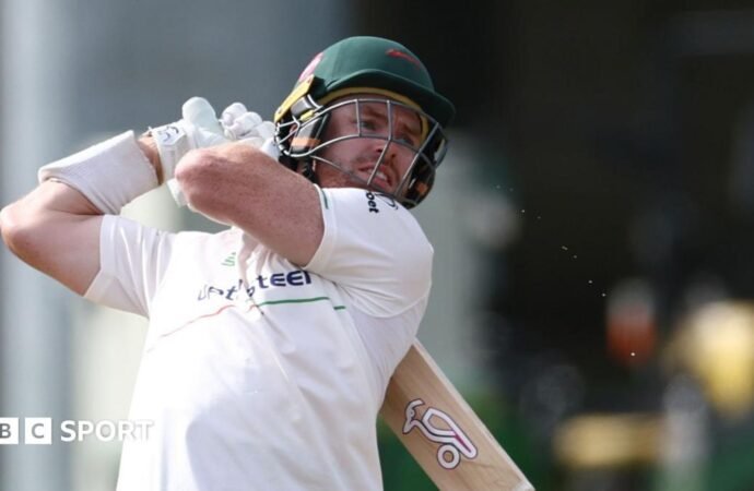 Nick Kelly: Leicestershire lose batter to rib injury for final match