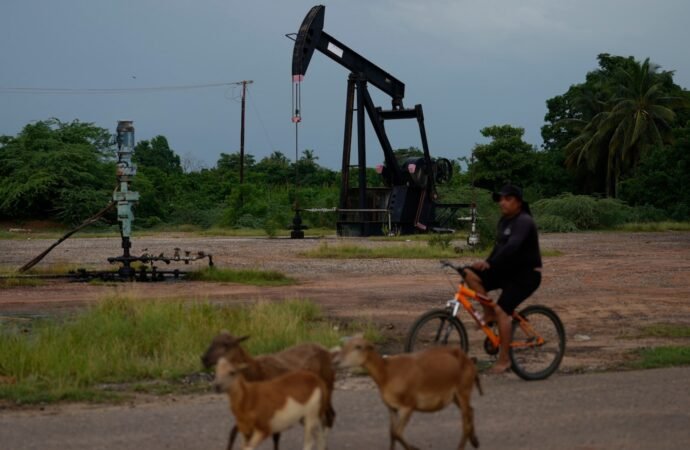 Oil giant Chevron is expected to announce it will expand operations in Venezuela, US official says
