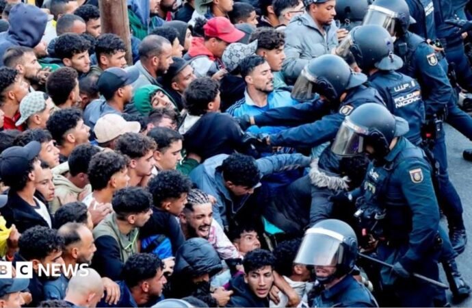 Police begin operation to move migrants from Ceuta beaches