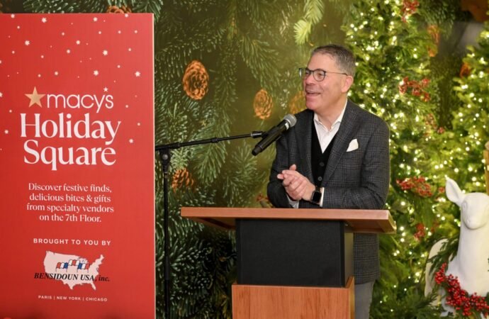 Retail CEOs see a holiday paradox: shoppers are anxious but still willing to spend | Fortune