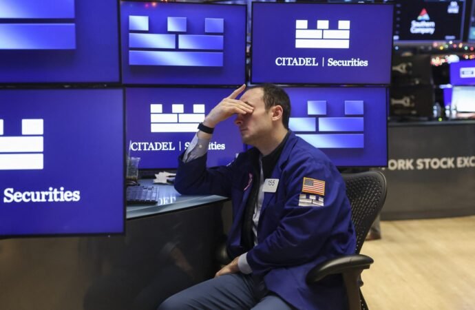Stocks are in a late-stage bubble and poised to crash 21% next year, while Treasury yields above 5% will signal a new era of tight money, analysts say | Fortune
