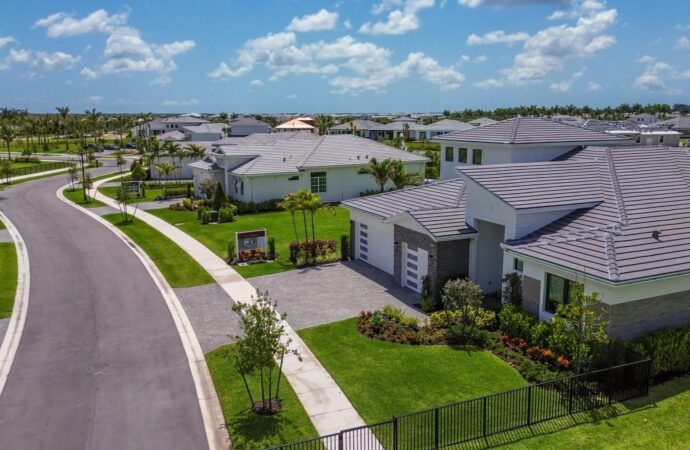 Thinking about buying stocks instead of a home as mortgage rates top 7%? The S&P 500 has blown away the housing market over the past decade | Fortune