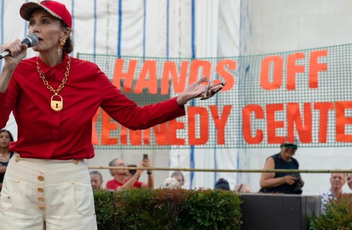 Thousands join protest outside Kennedy Center, expressing concern that Trump might tear it down