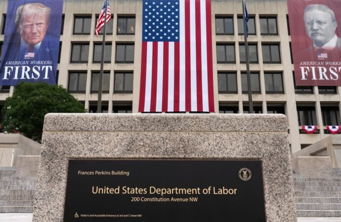 US unemployment claims dip to 206,000 as layoffs continue to remain rare