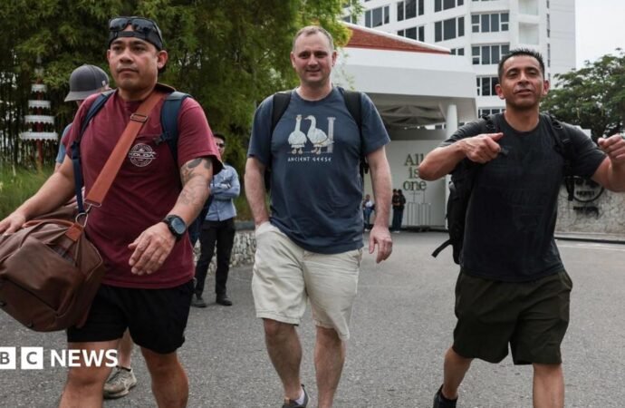 USS Abraham Lincoln: US sailors unwind in Thailand by shopping and bar-hopping
