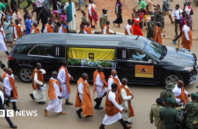 Uganda’s King Oyo buried amid calls for unity over his successor
