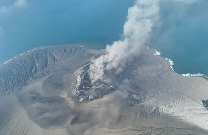 Volcanic island in Indonesia erupts, canceling 1,558 flights and affecting 170,000 passengers | Fortune
