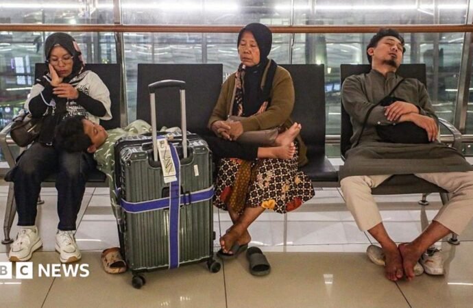 Volcano eruption triggers flight suspensions at Indonesia’s main airport