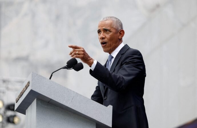 While Barack Obama urges Democrats to make AI a campaign issue, Trump downplays the need to slow development despite dire warnings  | Fortune