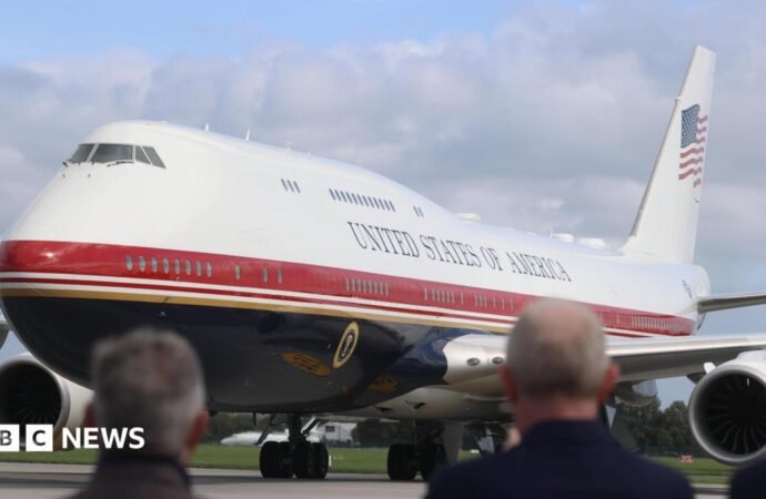 White House bars CNN from travelling with Trump on Air Force One