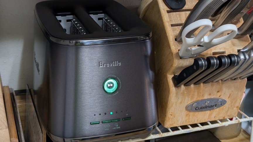 breville-eye-q-850-auto-toaster-in-kitchen-next-to-knife-block.jpg
