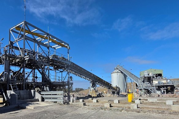 Auric Mining has acquired a significant package of second-hand processing infrastructure (pictured), including crushing and processing components, mill structure, conveyors and screening circuit for its Burbanks gold project.