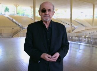 ‘Knife: The Attempted Murder of Salman Rushdie’ Review: Alex Gibney Profiles the Controversial Author During His Harrowing Hospitalization