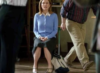 ‘The Debut’ Review: Julianne Moore Is Astonishing in Jesse Eisenberg’s Funny and Dizzying Community-Theater Comedy