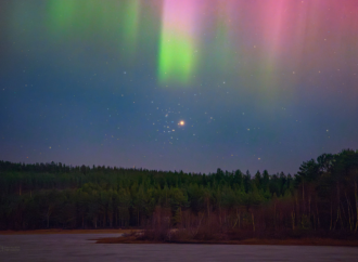 APOD: 2026 October 14 – Mars and the Beehive Under an Aurora – NASA Science