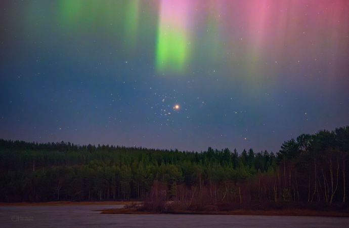 APOD: 2026 October 14 – Mars and the Beehive Under an Aurora – NASA Science