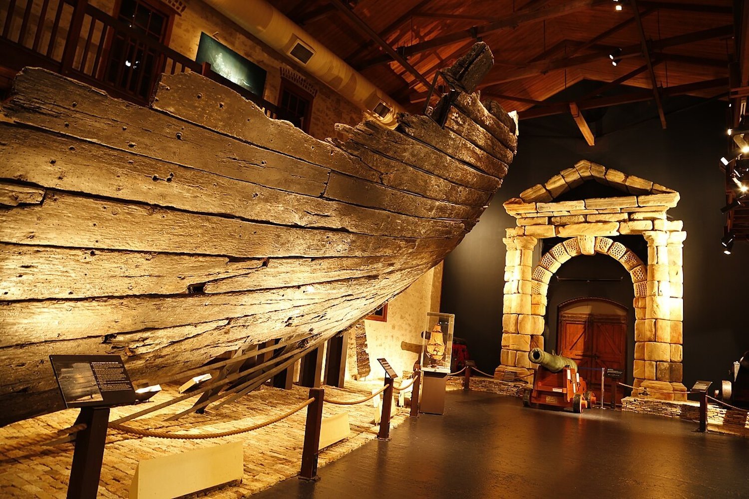 The stern section of the Batavia hull and reconstructed gateway, both housed in the Shipwreck Galleries in Fremantle, Western Australia. Credit: Wikimedia Commons