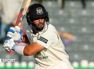 Daaryoush Ahmed: Gloucestershire all-rounder signs contract extension