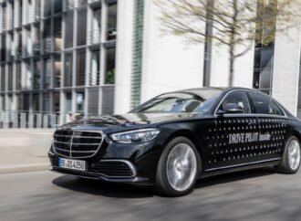 Feds want robotaxis to signal ‘I’m driving’ with cyan-colored lights