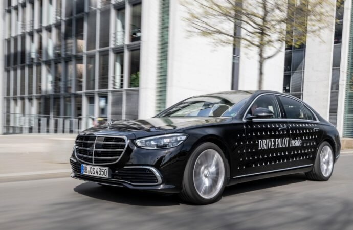 Feds want robotaxis to signal ‘I’m driving’ with cyan-colored lights
