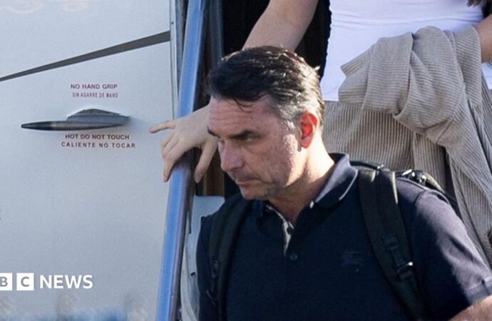 Flávio Bolsonaro lands in Miami after defeat in Brazil’s presidential election