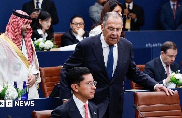 G20 ‘family photo’ cancelled after protests over presence of Russian minister