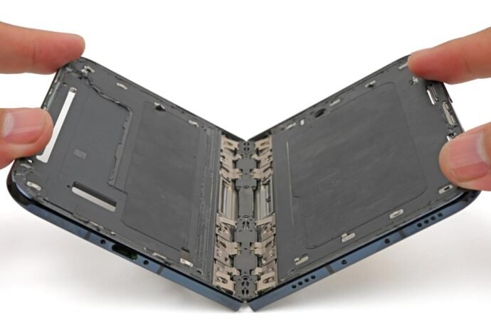 Here’s why the iPhone Duo’s hinge could be cracking the screen