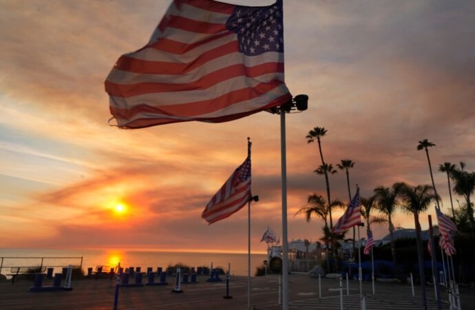 Hot weather and winds raise California wildfire threat as power shutoffs start