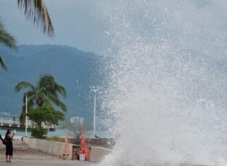 Hurricane Simon pounds resorts and vulnerable towns along Mexico’s Pacific coast