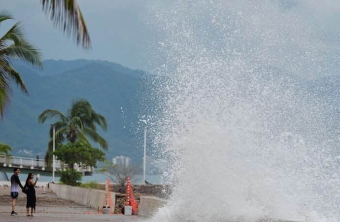 Hurricane Simon pounds resorts and vulnerable towns along Mexico’s Pacific coast