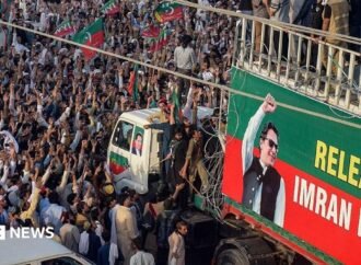 Imran Khan: Supporters of jailed ex-PM march to Pakistan capital