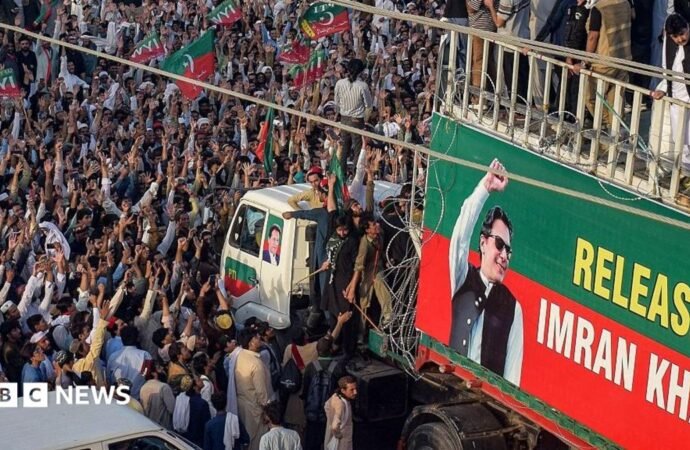 Imran Khan: Supporters of jailed ex-PM march to Pakistan capital