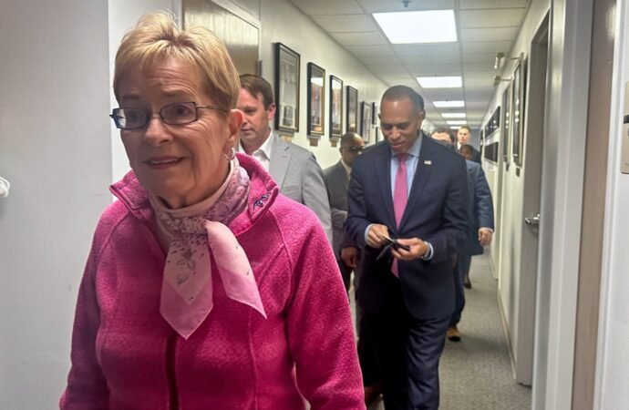 Jeffries likes Democrats’ chances in race for the House as he campaigns in Ohio