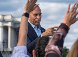 Jeffries says House Democrats reaching to flip Trump districts in attempt to repeat their 2018 sweep