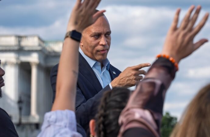 Jeffries says House Democrats reaching to flip Trump districts in attempt to repeat their 2018 sweep
